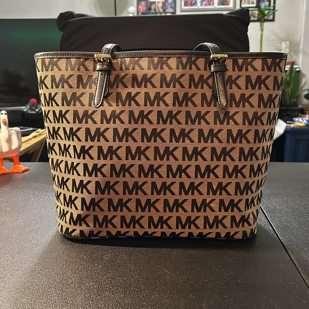 Michael Kors EUC Large Handbag - Picture 4 of 16